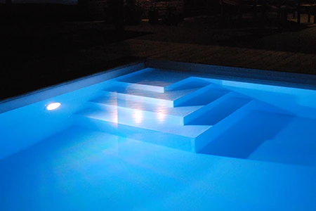 Escaliers dans une piscine
